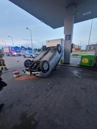 Dachowanie na stacji paliw