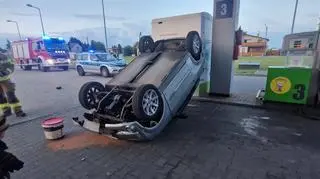 Dachowanie na stacji paliw