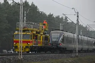 PUŁAWY ZERWANA SIEĆ TRAKCYJNA NAD TORAMI