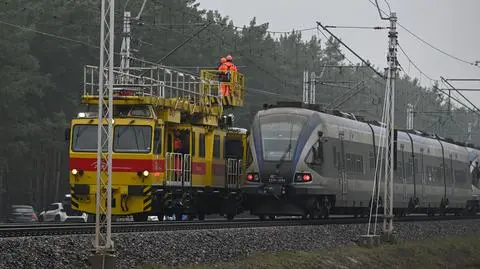 PUŁAWY ZERWANA SIEĆ TRAKCYJNA NAD TORAMI
