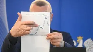 Doktor Paweł Grzesiowski przedstawia dane na temat grypy w Polsce