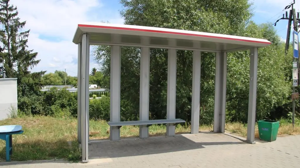 Wybite szyby z przystanku autobusowego