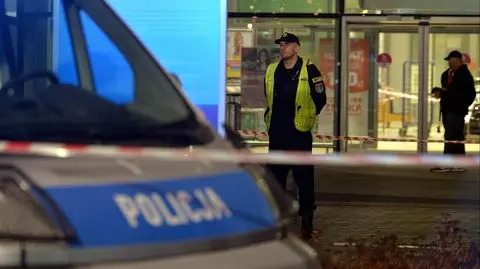 Nożownik zaatakował ich bagnetami. Poprawia się stan rannych