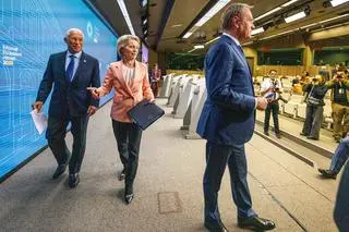 Antonio Costa, Ursula von der Leyen i Donald Tusk w Brukseli