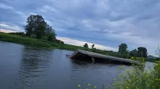 Barka z koparkami zatonęła na Odrze