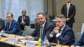 Serhij Kysłycia (w prawej) i Andrij Jermak w trakcie negocjacji w Genewie