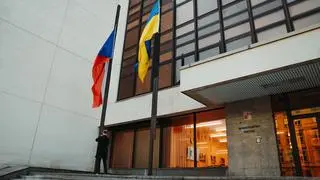 Flaga Ukrainy przed MSW Czech