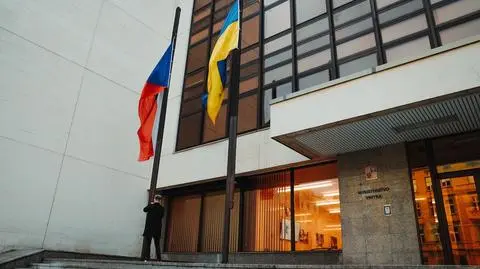 Flaga Ukrainy przed MSW Czech