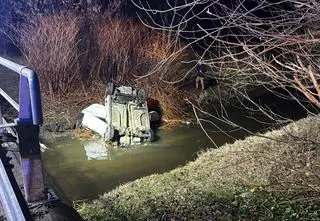 Wpadli do rzeki, kierowca zmarł w szpitalu