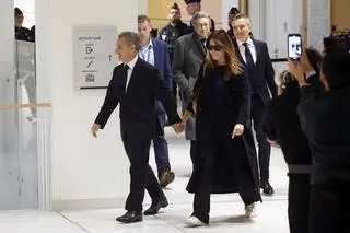 Carla Bruni i Nicolas Sarkozy w gmachu paryskiego sądu