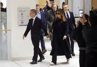 "Miłość jest odpowiedzią". Carla Bruni u boku skazanego Nicolasa Sarkozy'ego