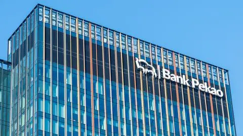 bank pekao - Artem Stepanov shutterstock_2673599545_1