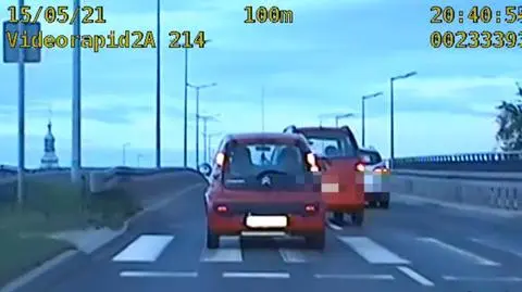 "Brawurowo ominął auto osobowe na przejściu dla pieszych". Za nim jechał radiowóz