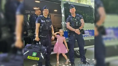 Dalia stłukła łokieć, dziewczynkę opatrzyli policjanci. Później dostali wiadomość
