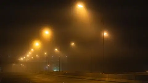W nocy widzialność może być bardzo niska. IMGW ostrzega