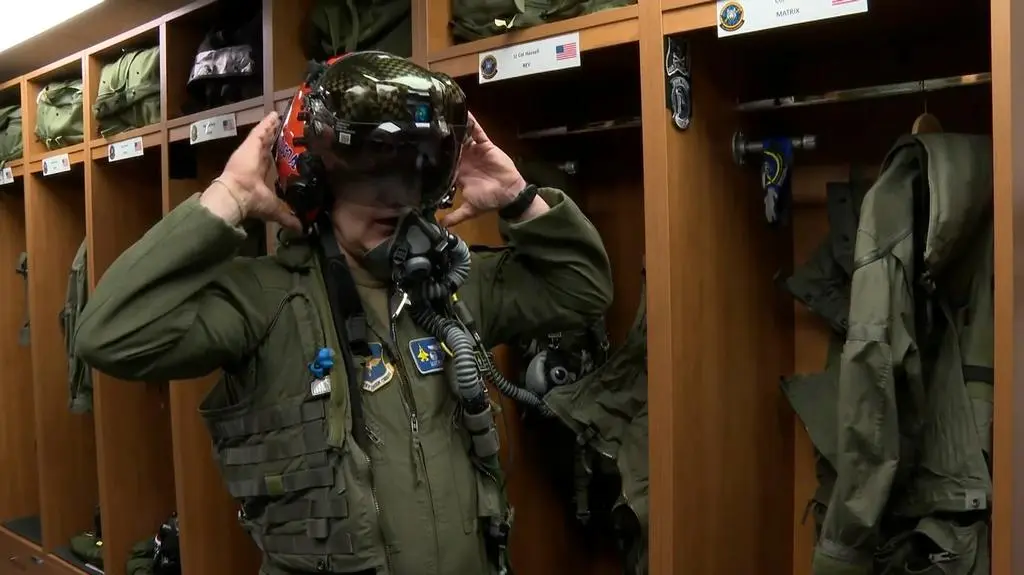 Pułkownik Nicholas "Matrix" Ihde w hełmie pilota F-35