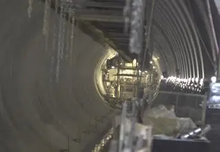 Mogłoby się tam schronić 30 tysięcy osób, ale nikomu się nie spieszy