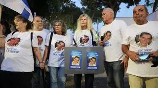 Tłum w koszulkach i trzymający transparenty z wizerunkiem izraelskiego żołnierza Hadara Goldina