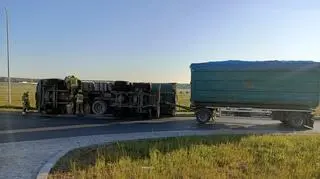 Ciężarówka z odpadami przewróciła się na rondzie