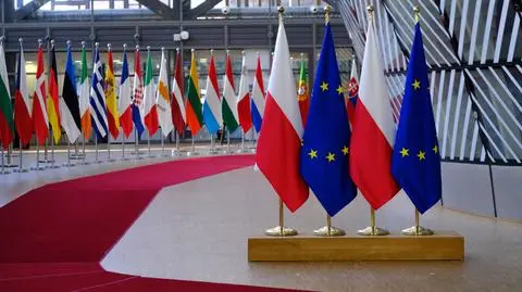 Flaga Unii Europejskiej i flaga Polski w budynku Rady Europejskiej w Brukseli