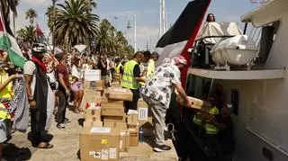Wolontariusze ładują paczki z pomocą humanitarną na statki