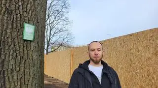 Maciej Zahorski zbierał podpisy pod wnioskiem o przywróceniu drzewu ochrony (25.03.2025) 