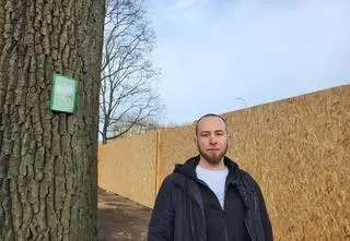 Maciej Zahorski zbiera podpisy pod wnioskiem o przywróceniu drzewu ochrony