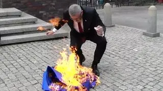 Grzegorz Braun spalił unijną flagę przed pomnikiem poległych górników KWK „Wujek”