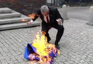Grzegorz Braun podeptał flagę UE, wytarł w nią buty, a na koniec spalił