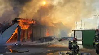 Market w ogniu. Dwaj strażacy potrzebowali pomocy medycznej