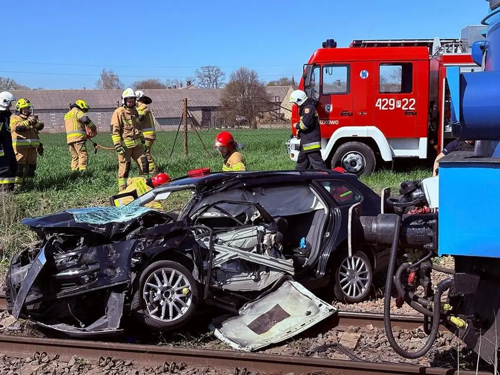 Kierowca wjechał pod pociąg