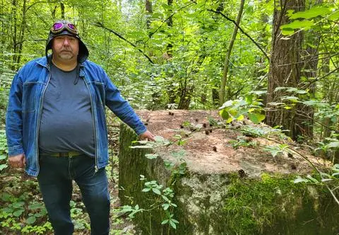 Od lat zastanawiał się, skąd betonowe słupy w środku lasu. Pomogła babcia kolegi