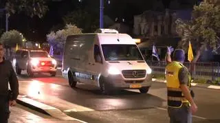 Trumna ze szczątkami zakładnika w drodze do Tel Awiwu 