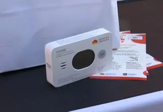 To niewielkie urządzenie może uratować życie. Rozdają czujki czadu
