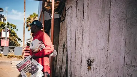 Nairobi - sprzedawca gazet