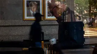 Portrety Donalda Trumpa i J.D. Vance'a przed budynkiem federalnym w Nowym Jorku (2025)