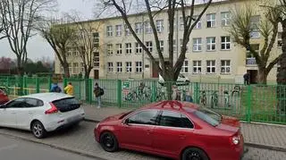 Agresywny mężczyzna rozwieszał plakaty brauna pod szkołą nr 7 w Oleśnicy