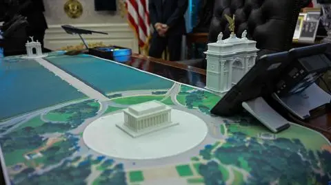 Makiety łuku triumfalnego na biurku Donalda Trumpa w Gabinecie Owalnym