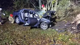 Kierowca zginął po uderzeniu samochodu w drzewo