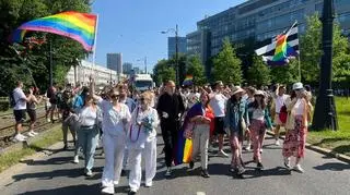 Uczestnicy Parady Równości na ulicach Warszawy