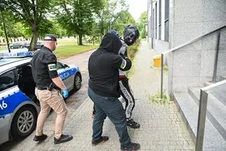 Jeden z dwóch podejrzanych o zabójstwo mężczyzny w Policach doprowadzany do Prokuratury Rejonowej Szczecin Zachód