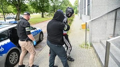 Jeden z dwóch podejrzanych o zabójstwo mężczyzny w Policach doprowadzany do Prokuratury Rejonowej Szczecin Zachód