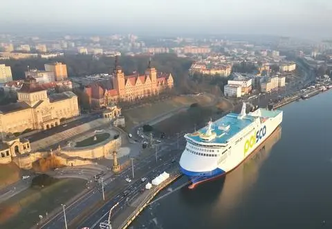 Kolos w Szczecinie. Kolejka do wejścia na pokład