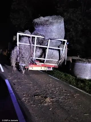 Auto uderzyło w naczepę z belami słomy