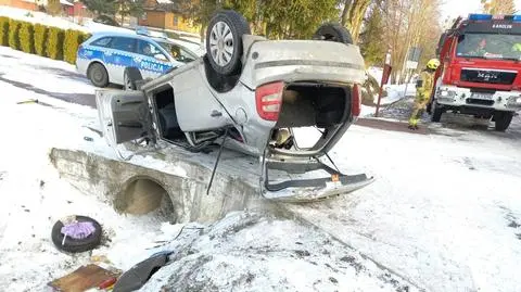 Kobieta wypadła z drogi, uderzyła w betonowy przepust i dachowała