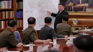 Kim Dzong Un w czasie narady wojskowej 