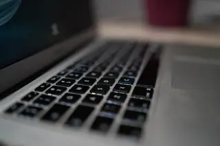 Oskarżeni są o oszustwa internetowe oraz pranie brudnych pieniędzy (zdjęcie ilustracyjne) 