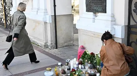 Warszawa, 08.05.2025. Znicze i kwiaty na terenie Kampusu Głównego UW w Warszawie