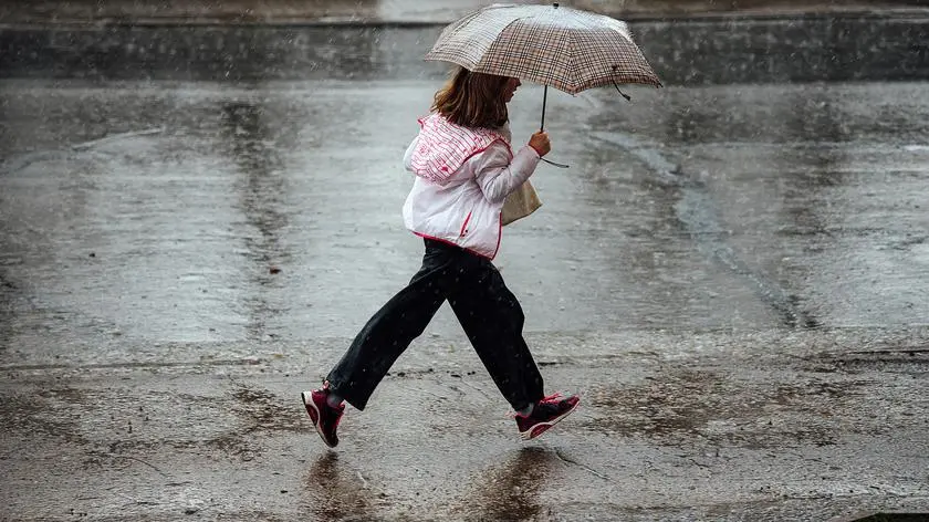 Silny deszcz, burze, grad. Tu wydano ostrzeżenia