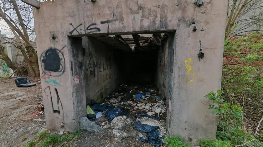 Żywy noworodek w pustostanie. Matka przebywa w szpitalu, nie można jej przesłuchać